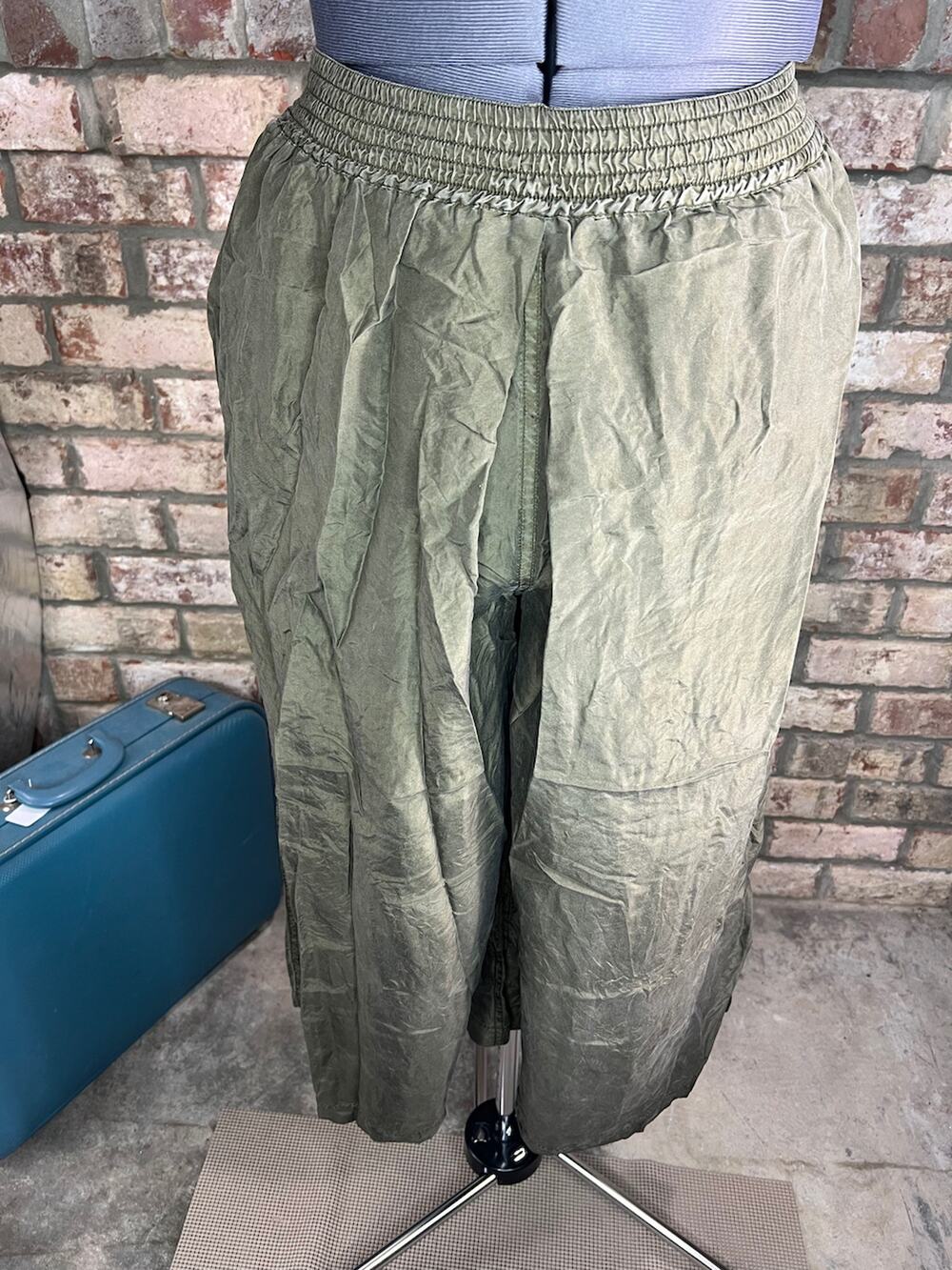 pants 100% silk drab green elastic waist 1980s